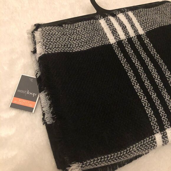West Loop Women’s Striped Blanket Scarf - Picture 3 of 5